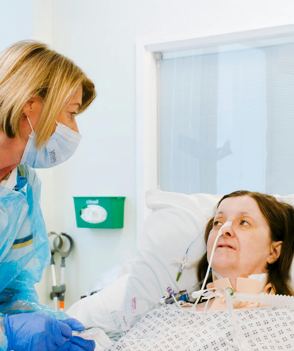 Atos Care Betreuung einer Patientin mit Tracheostoma in der Klinik