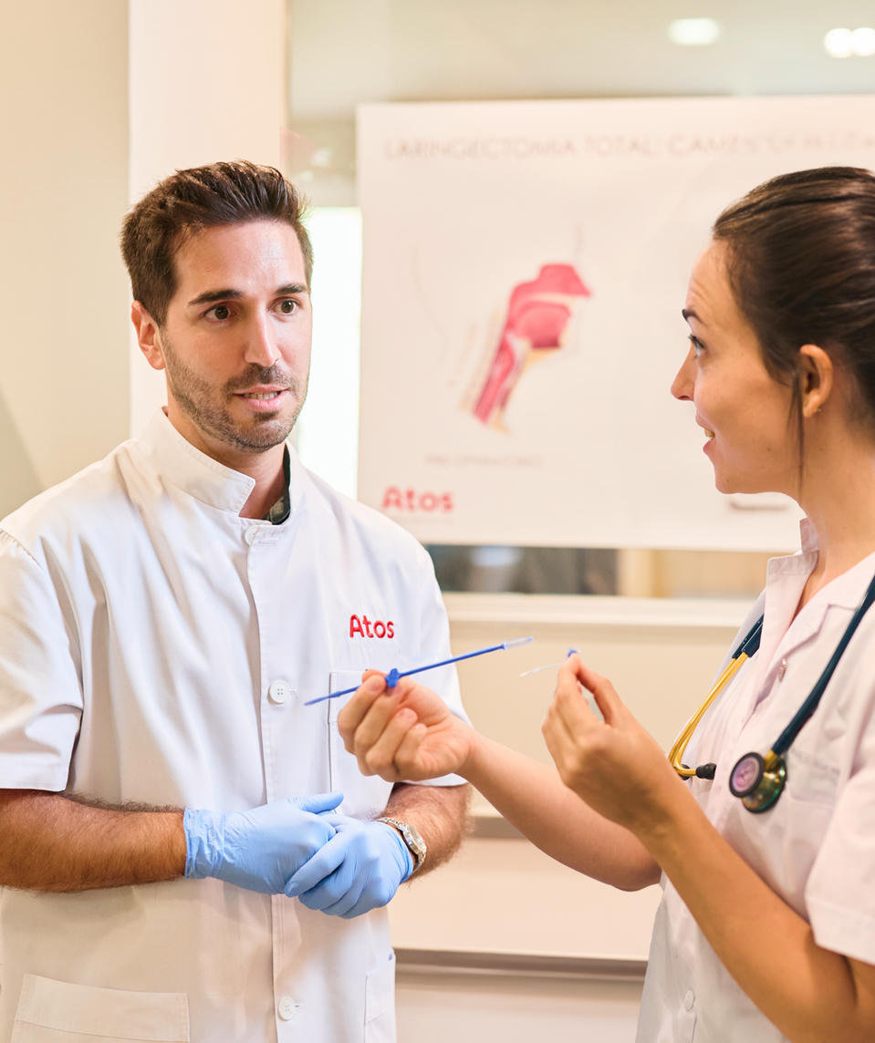 Atos Medical Superpower Hingebungsvoll: Atos Mitarbeiter instruiert eine medizinische Fachkraft