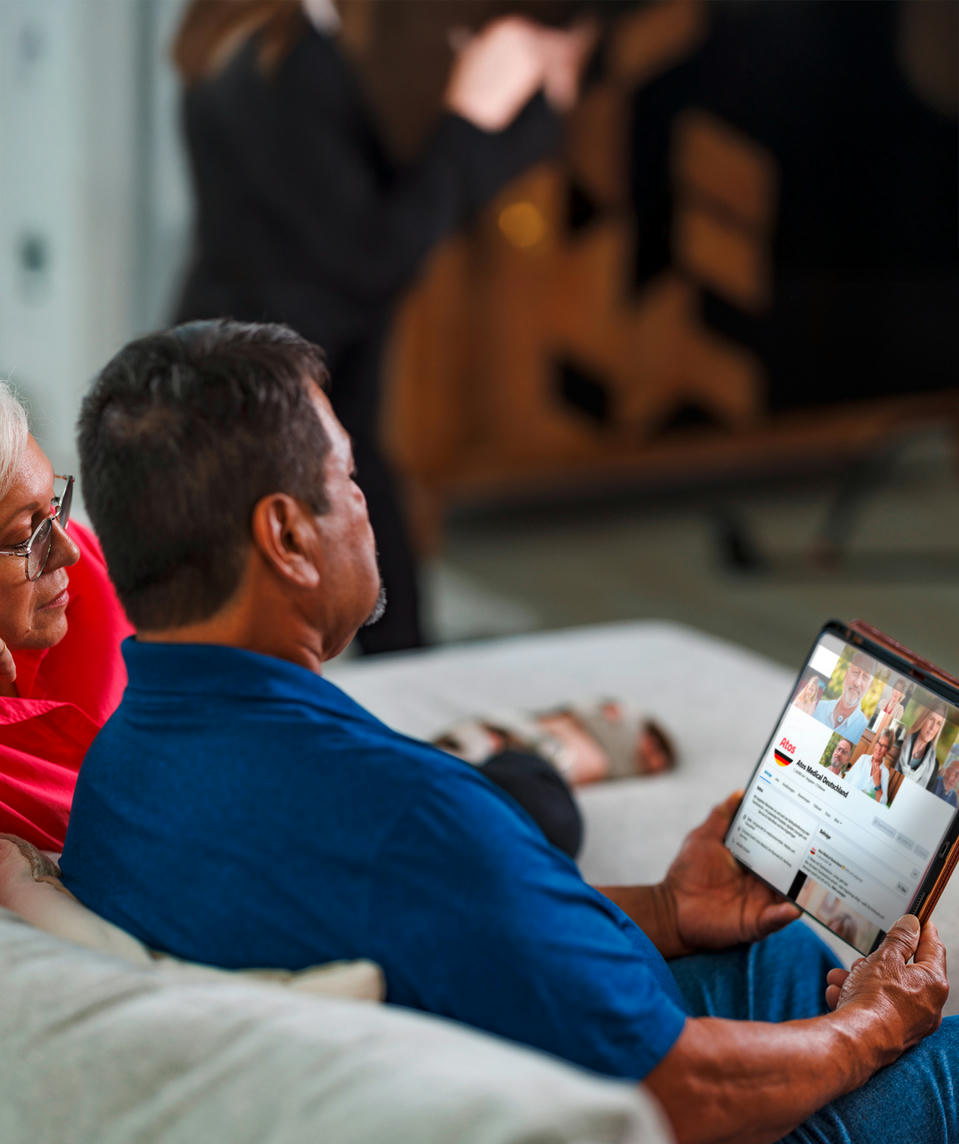 Atos Medical - Mann mit einem Halsstoma schaut sich den Atos Facebook Kanal an