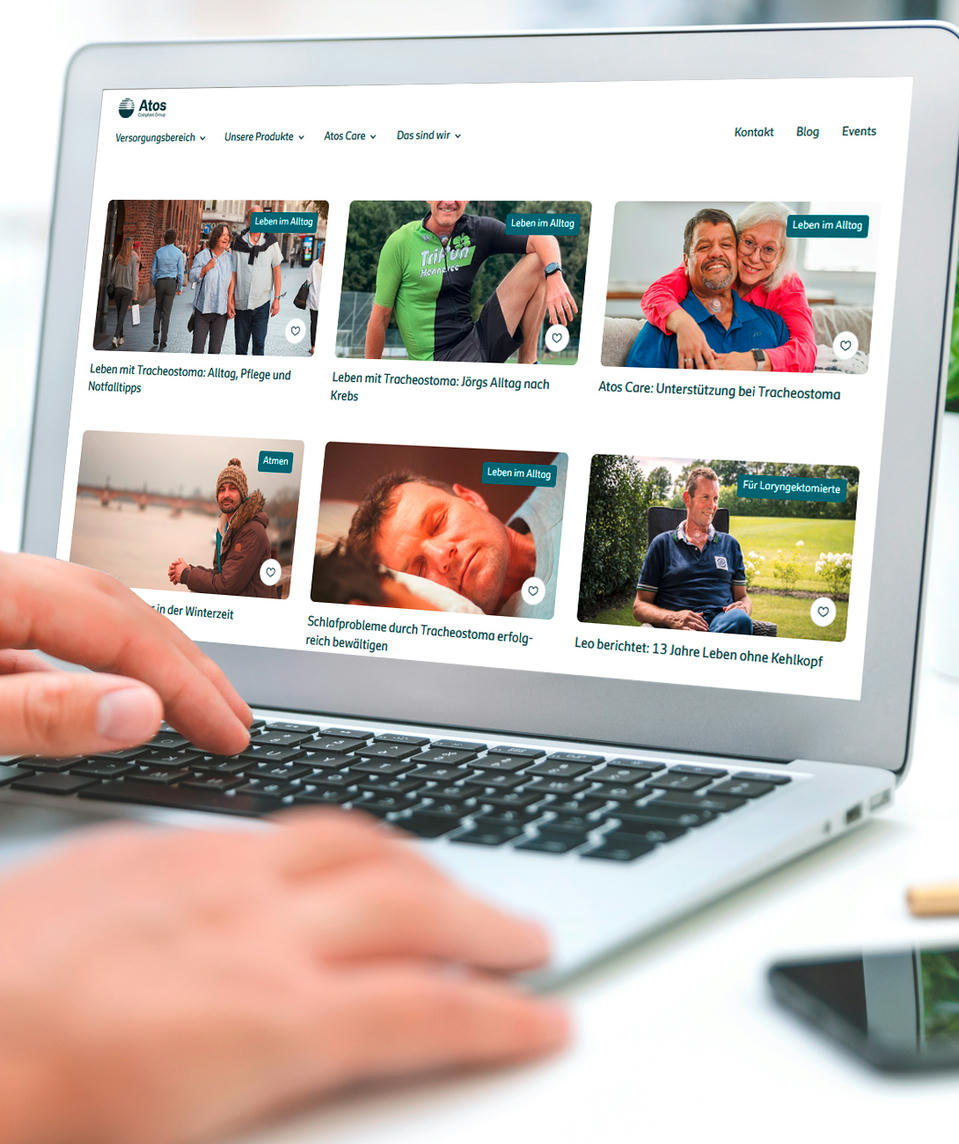 Patient liest im Atos Medical Blog auf seinem Laptop