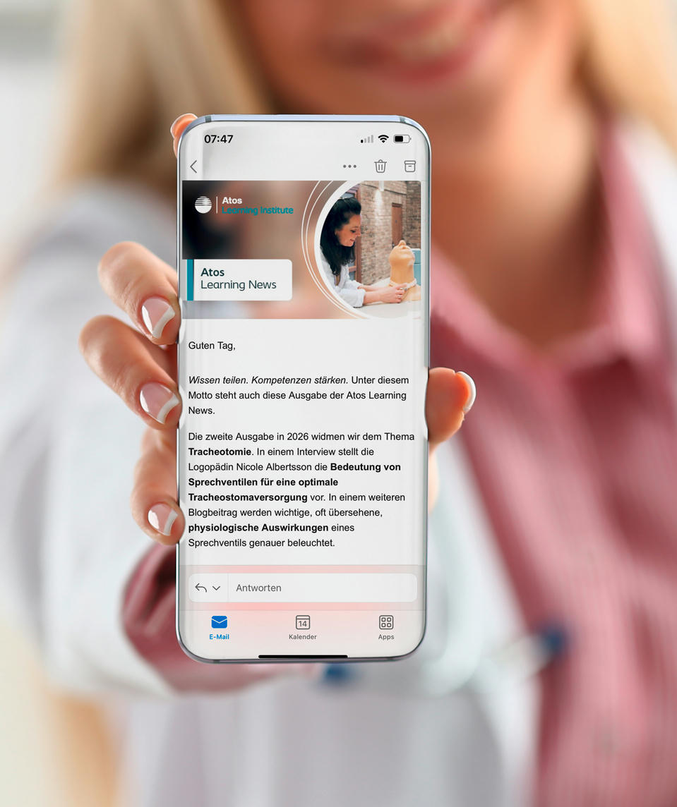 Atos Medical – Ärztin zeigt den Atos Learnin News Newsletter aud ihrem Handy.