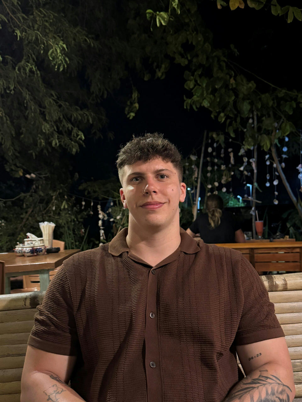bild-yana_kevin-rosch Profilbild von Mitarbeiter Kevin Rösch, der lächelnd in die Kamera schaut