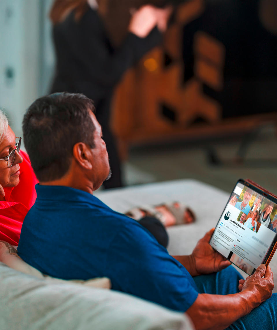 atos-medical-facebook-1750x1000_2 Atos Medical - Mann mit einem Halsstoma schaut sich den Atos Facebook Kanal an